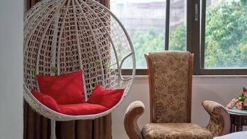 Escritorio, cortinas blackout y tabla de planchar con plancha