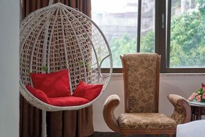 Desk, blackout curtains, iron/ironing board - Kaiserdom Hotel (Guangzhou Shangixajiu Children's Hospital) (Guangzhou)