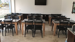 A room with tables and chairs arranged for dining. - Gozde Hotel (Serik)