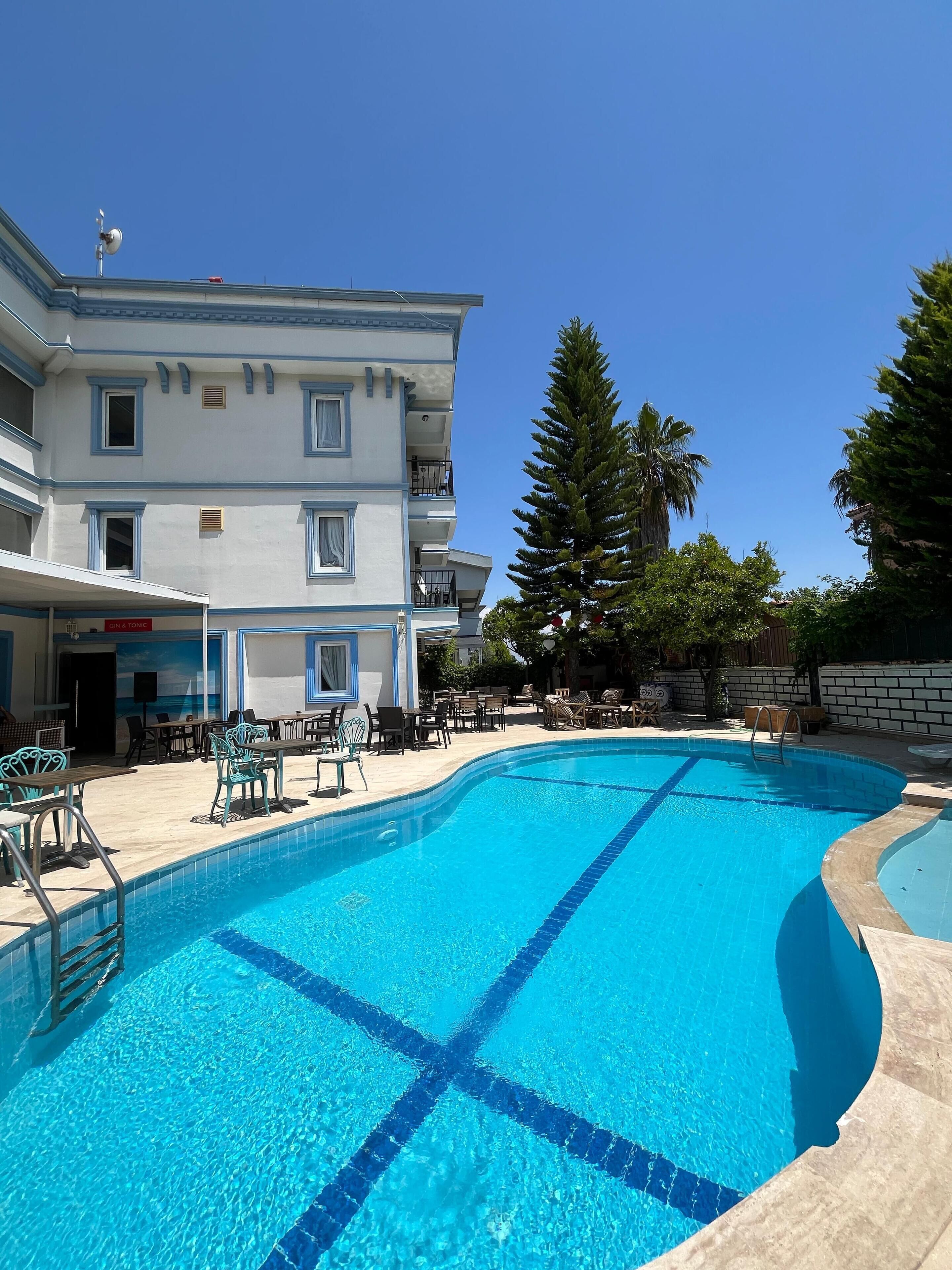 室外游泳池，提供泳池遮陽傘和日光浴躺椅