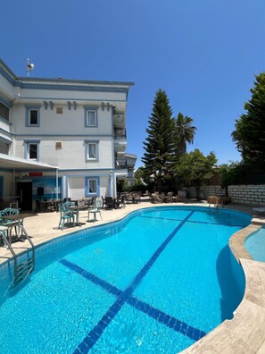 室外游泳池，池畔遮阳伞，日光浴躺椅