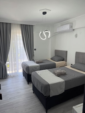 Minibar, tabla de planchar con plancha, wifi gratis y ropa de cama 
