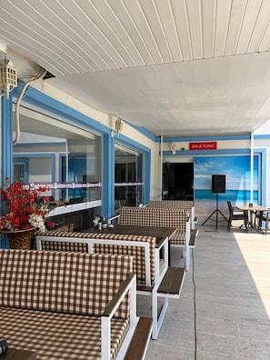 Swim-up bar