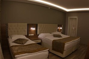 Kamar Triple Bisnis | Minibar, brankas, kedap suara, dan setrika/meja setrika