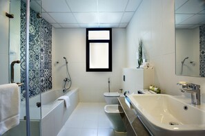 Combined shower/bathtub, deep-soaking bathtub, free toiletries