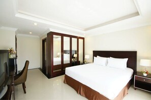 Standard 1 King Bed Balcony | Peti besi dalam bilik, meja, langsir/tirai gelap terus, Wi-fi percuma 