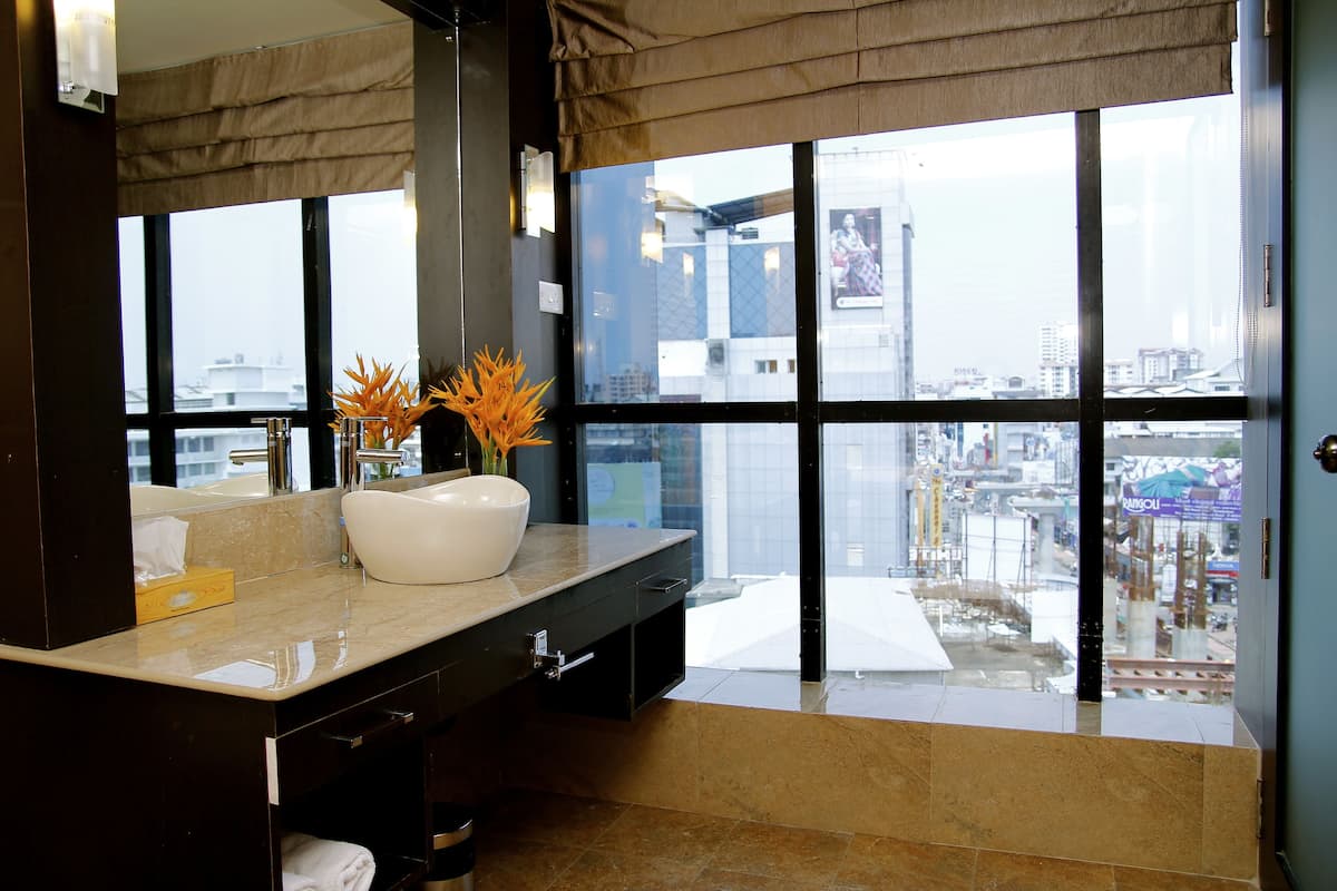 Suite Mewah, 1 Tempat Tidur King, bathtub, pemandangan kota | Pemandangan jalan