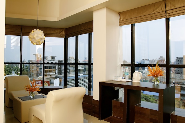 Suite de lujo, 1 cama King size, tina, vista a la ciudad | Vista a la calle
