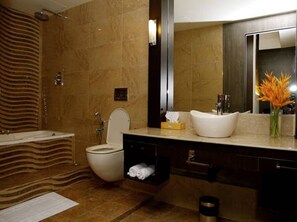 Luxury-Suite, 1 King-Bett, Badewanne, Stadtblick | Badezimmer | Dusche, Regendusche, kostenlose Toilettenartikel, Bidet