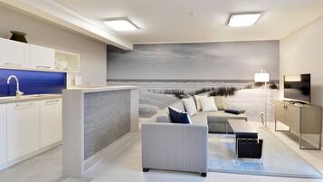 Phòng Suite dành cho gia đình, 2 phòng ngủ | Khu phòng khách | TV màn hình phẳng