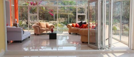 House, 3 Bedrooms, Pool View | Ruang tamu | TV skrin rata, pendiangan