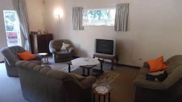 Casa | Sala de estar | Televisión de pantalla plana de 32 pulgadas con canales por cable