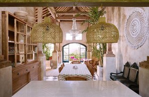 Desu House | Makan di kamar