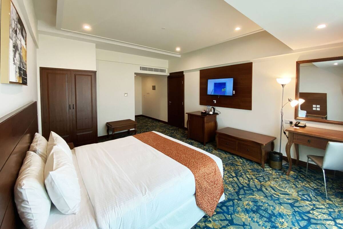 Premium bedding, in-room safe, desk, soundproofing