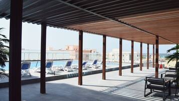 Breakfast, lunch, dinner served; international cuisine