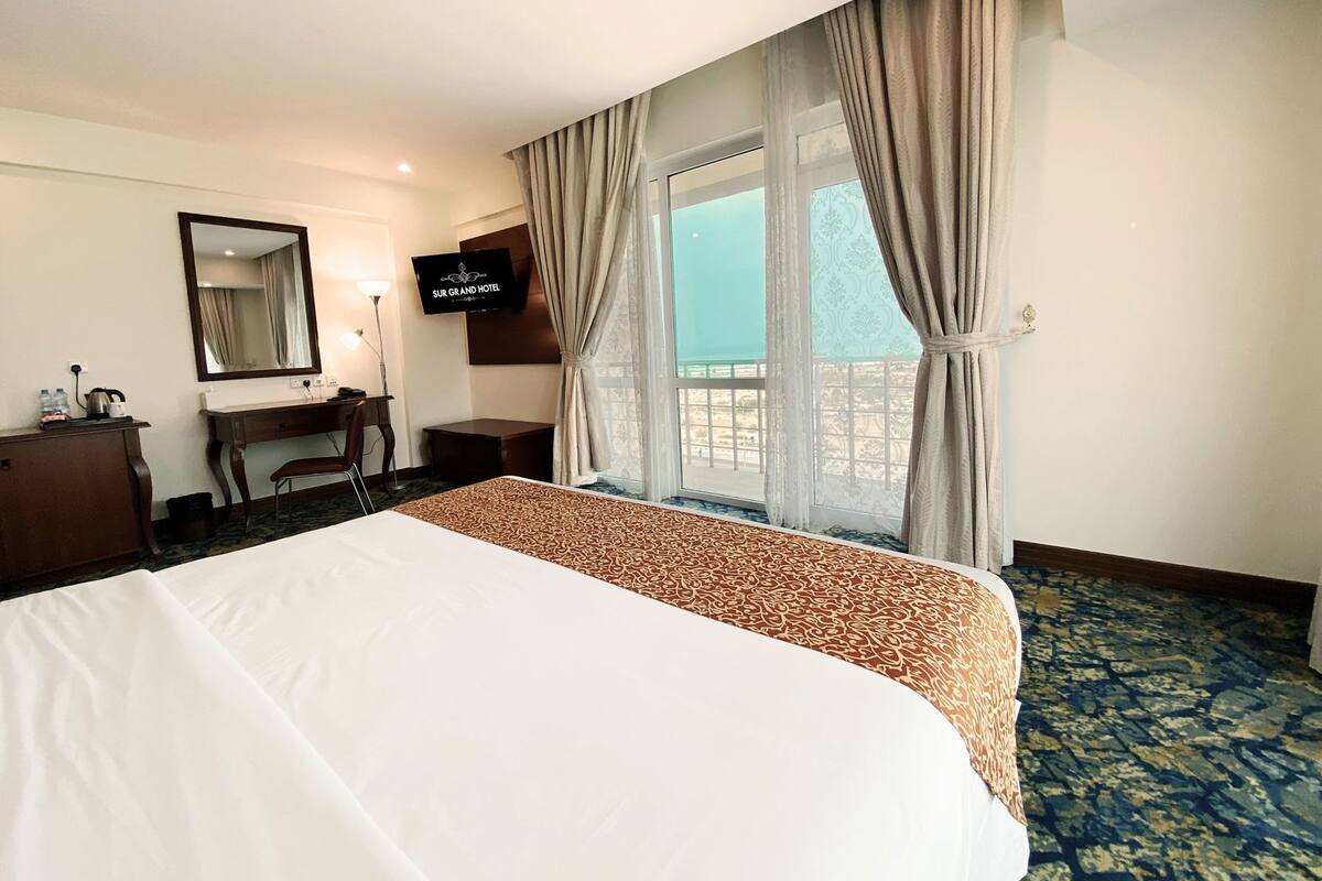 Premium bedding, in-room safe, desk, soundproofing