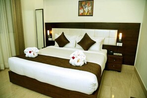 Premium bedding, memory-foam beds, minibar, in-room safe - Hotel Holiday Hill (Rishikesh)