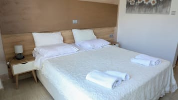 Camera con letto matrimoniale o 2 letti singoli | Soggiorno | TV a schermo piatto