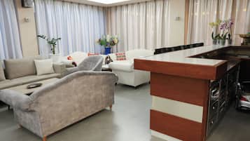 Una televisión de pantalla plana