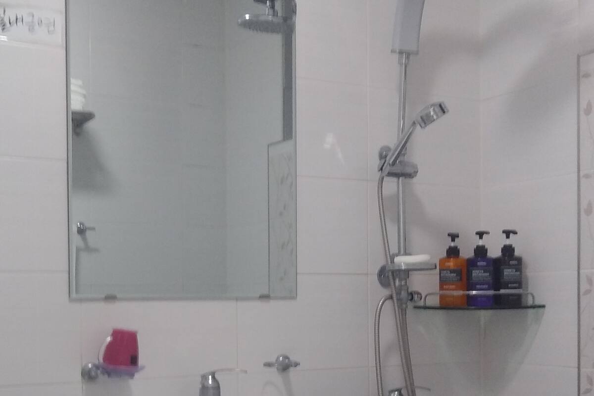 Mud Gray | Kamar mandi | Kombinasi shower/bathtub dan perlengkapan mandi gratis