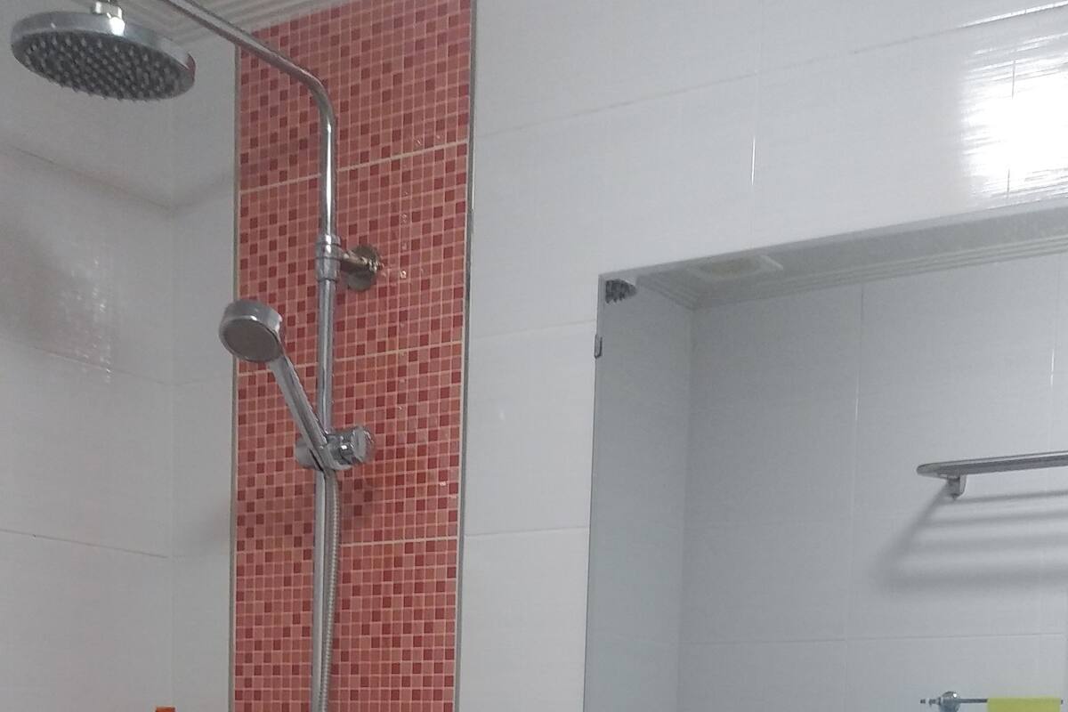 Sugar Orange | Kamar mandi | Kombinasi shower/bathtub dan perlengkapan mandi gratis