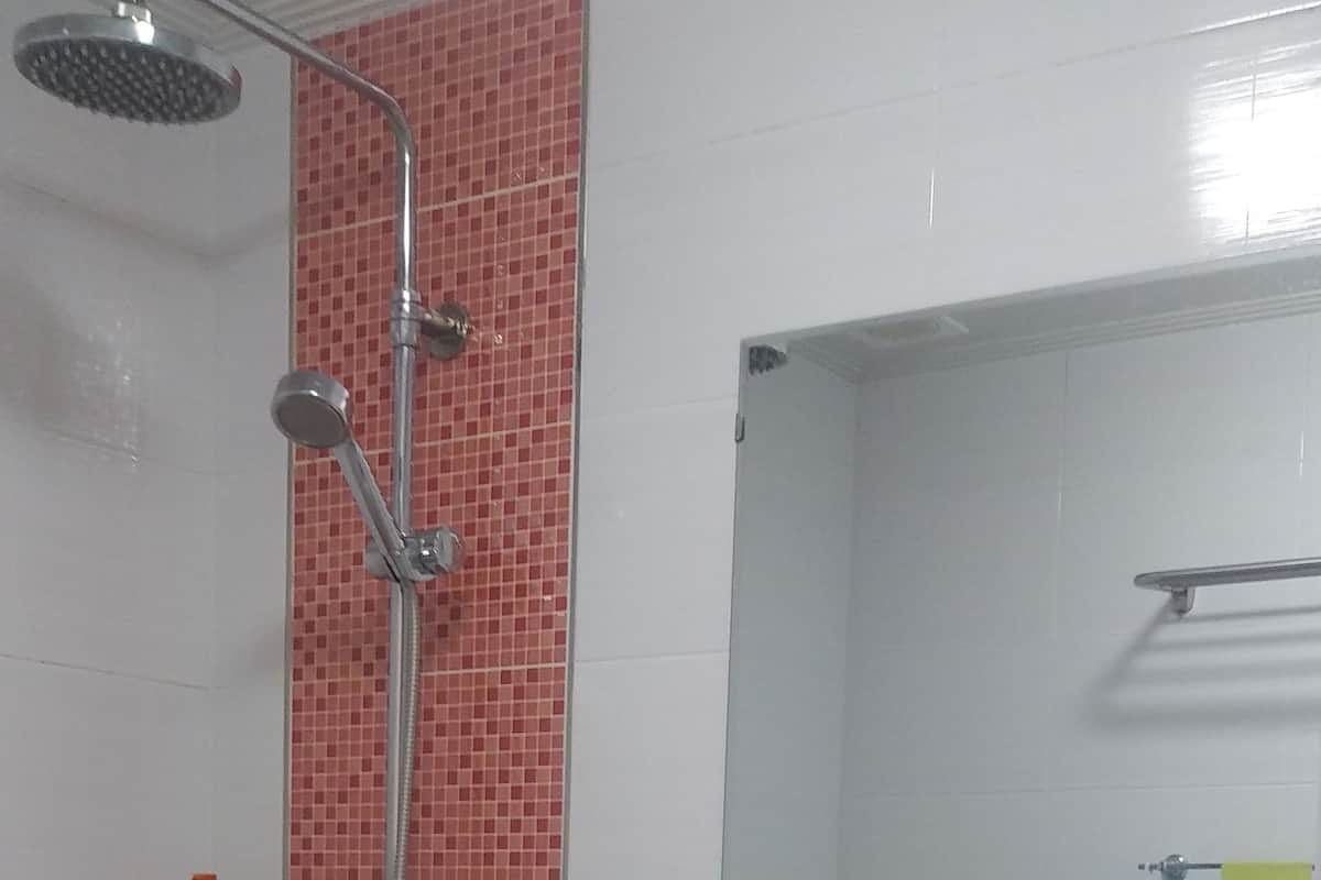 Sugar Orange | Bathroom | Combined shower/bathtub, free toiletries, hair dryer, slippers