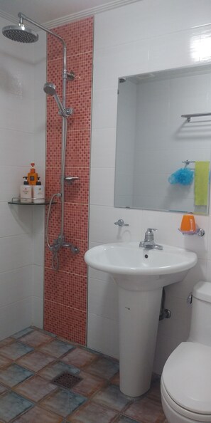 Sugar Orange | Bathroom | Combined shower/tub, free toiletries, hair dryer, slippers - Forest of Color Pension (Hongcheon)