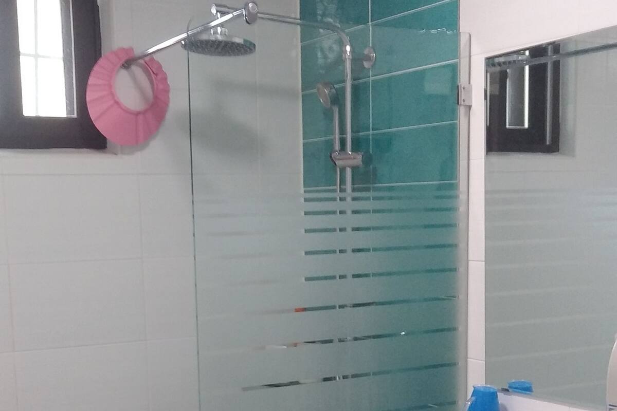 Party Blue | Kamar mandi | Kombinasi shower/bathtub dan perlengkapan mandi gratis