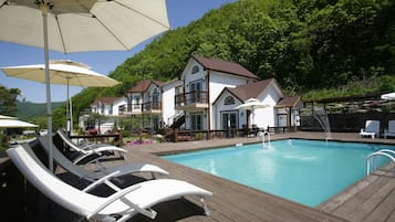 Piscine extérieure (ouverte en saison)