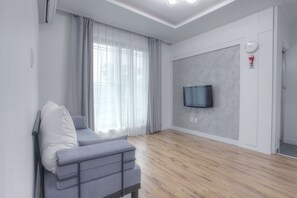 Habitació estàndard | Sala d'estar | Televisor de pantalla plana 