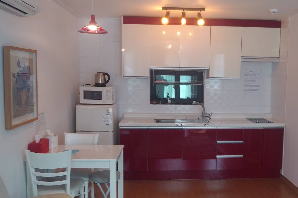 Bubble Red | Dapur pribadi | Mesin pembuat kopi/teh, lemari es, microwave, dan kompor