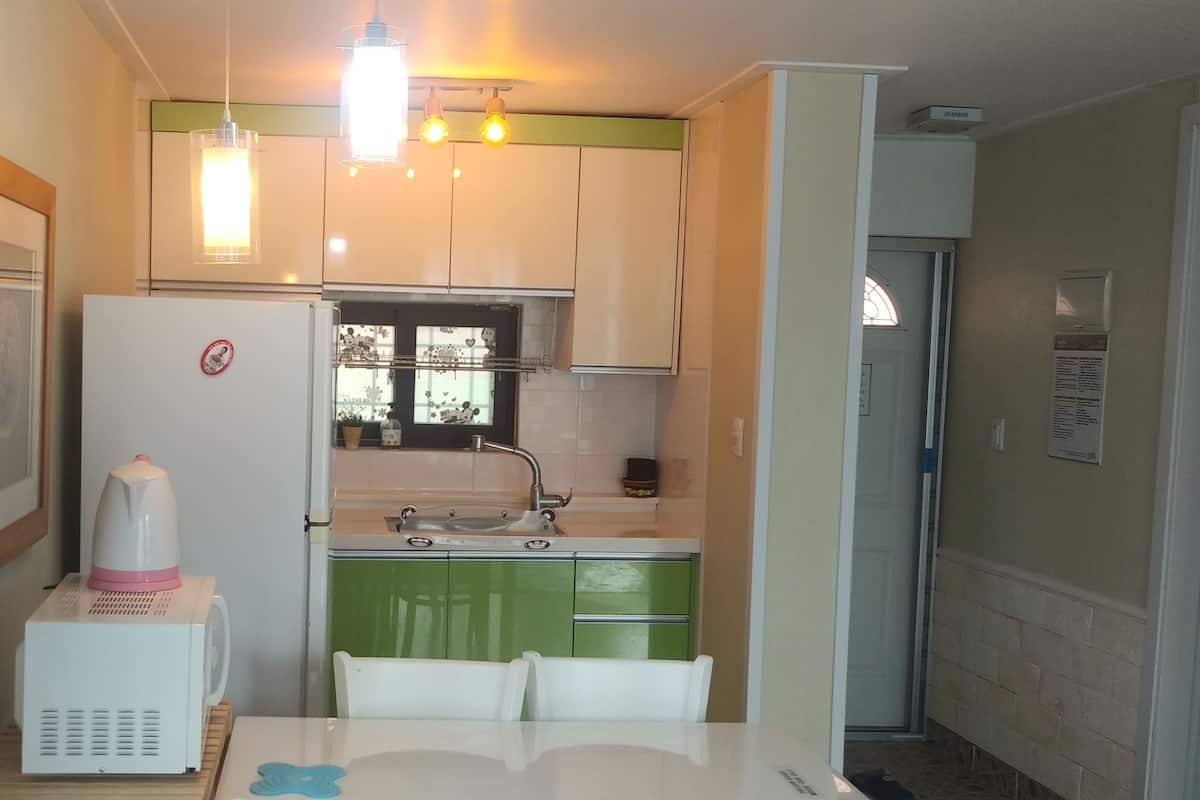 Star Green | Private kitchen | Fridge, microwave, stovetop, coffee/tea maker