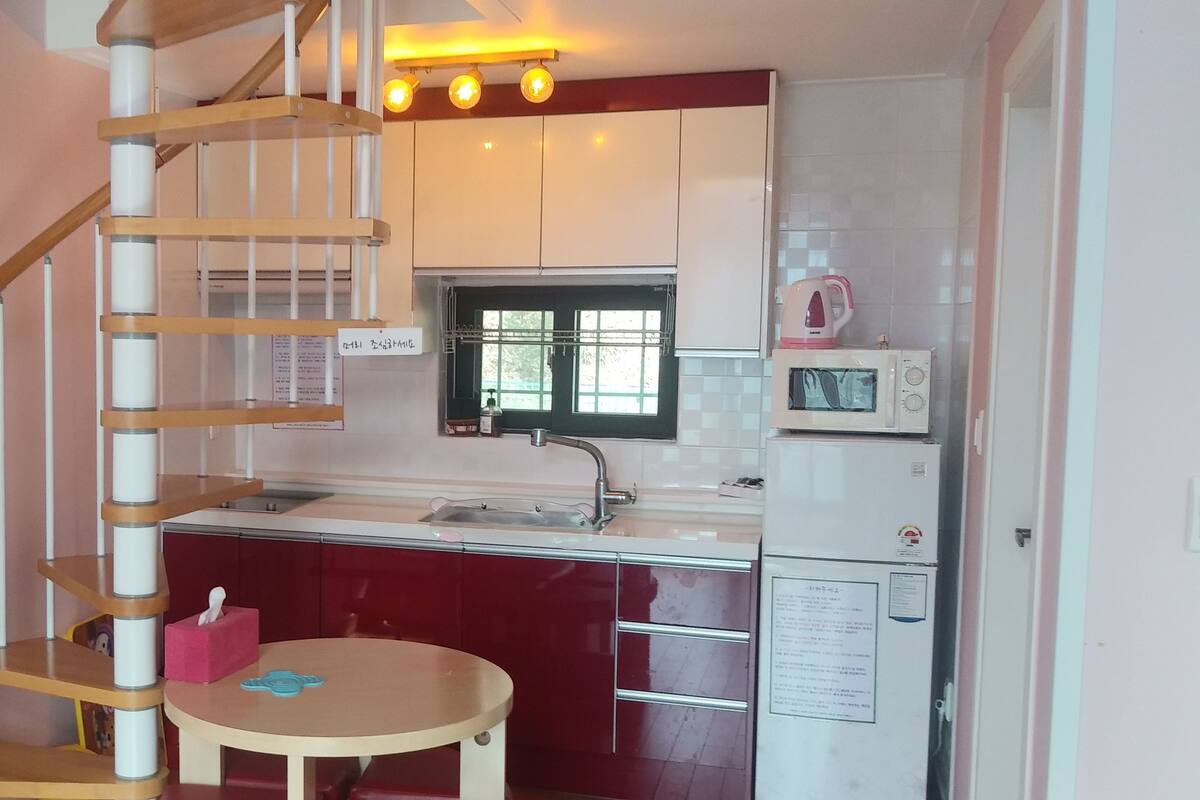 Pink Rose | Dapur pribadi | Mesin pembuat kopi/teh, lemari es, microwave, dan kompor