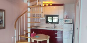 Pink Rose | Private kitchen | Fridge, microwave, stovetop, coffee/tea maker - Forest of Color Pension (Hongcheon)
