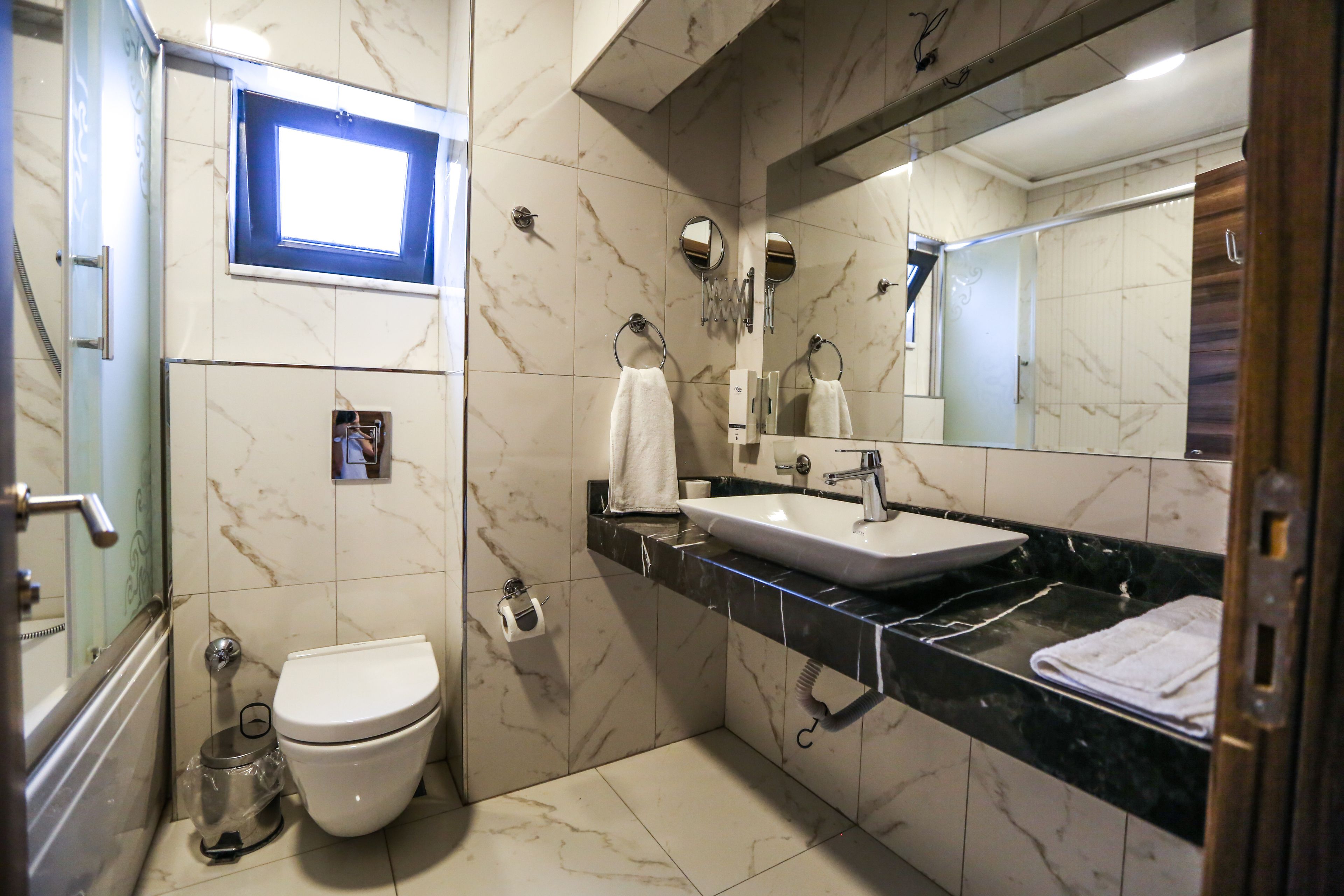 standard double or twin room, 1 double bed, city view | bathroom | deep-soaking bathtub, free toiletries, hair dryer, bathrobes