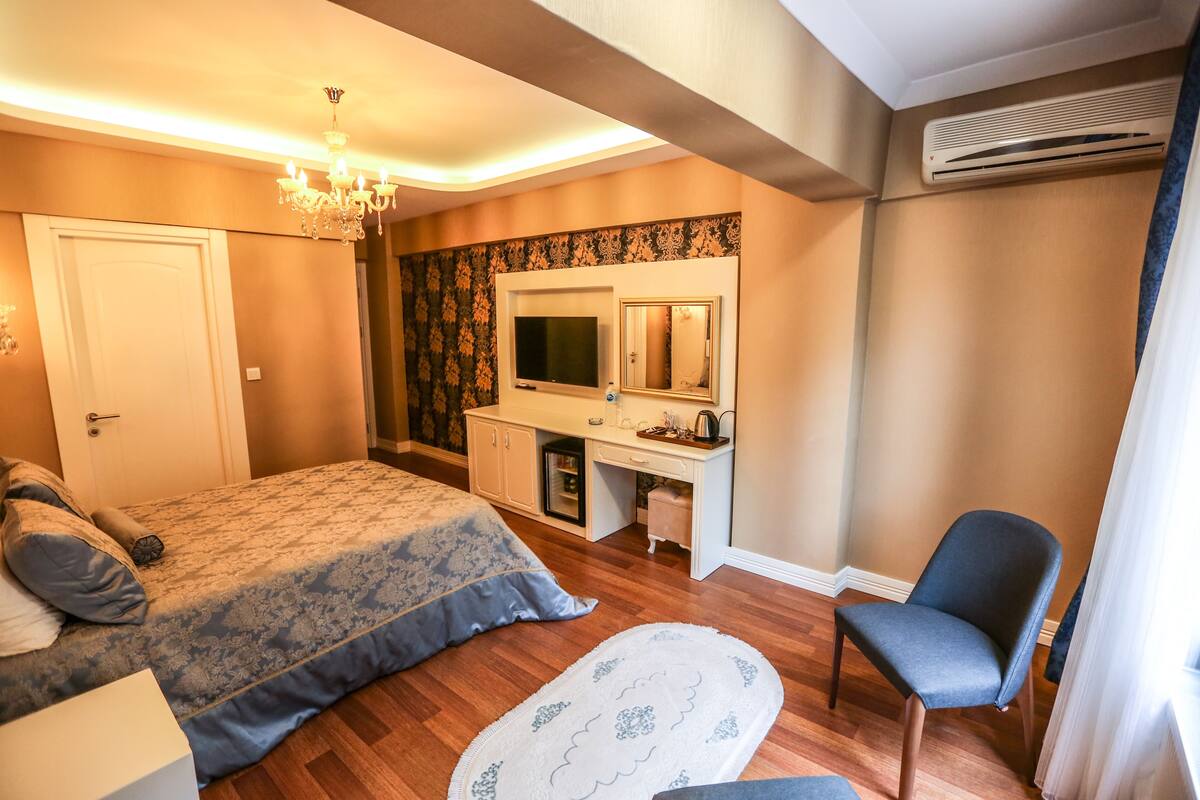 Habitación estándar con 1 cama doble o 2 individuales, 1 cama doble, vistas a la ciudad | Caja fuerte, escritorio, tabla de planchar con plancha y wifi gratis