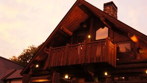 A log cabin with a balcony and a chimney. - Mori no Log Hotel Kamloops (Shinano)