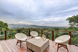 House, 4 Bedrooms | Balcony - Luxe, Spacious, Stunning Views + Large Guest House 4 Bedroom Home by RedAwning (Napa)