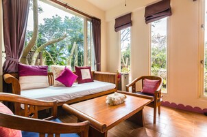 1 habitación, decoración personalizada, muebles diferentes y escritorio 