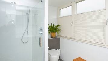 Doppelzimmer (Green Room) | Badezimmer | Dusche, Regendusche, kostenlose Toilettenartikel, Haartrockner