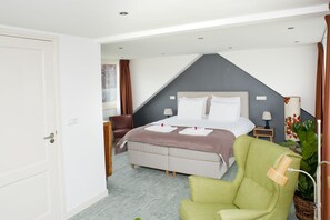 Tweepersoonskamer (Green Room) | Een minibar, geluiddichte muren, een strijkplank/strijkijzer