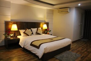 Deluxe Room, 1 King Bed, Non Smoking, City View | Desk, free WiFi