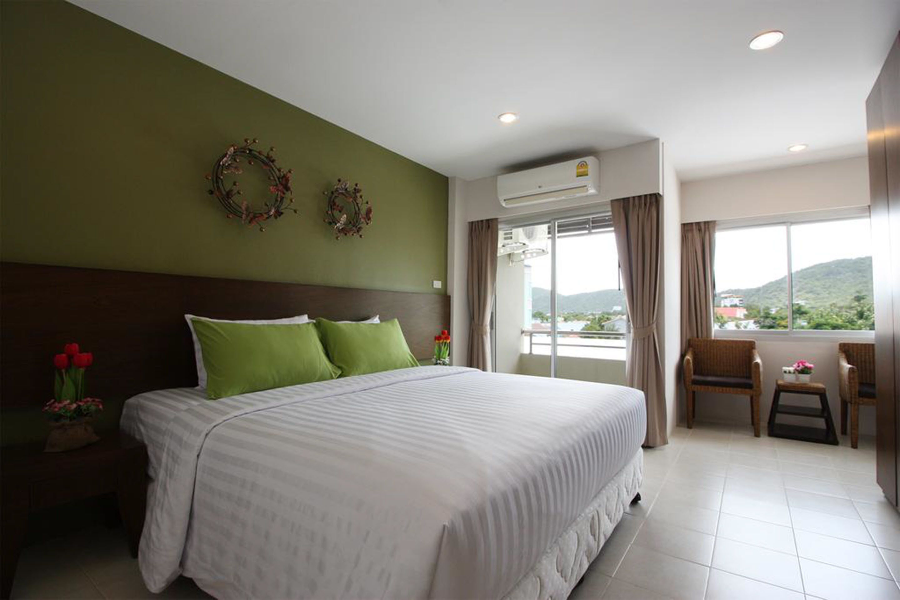 in-room safe, desk, free wifi