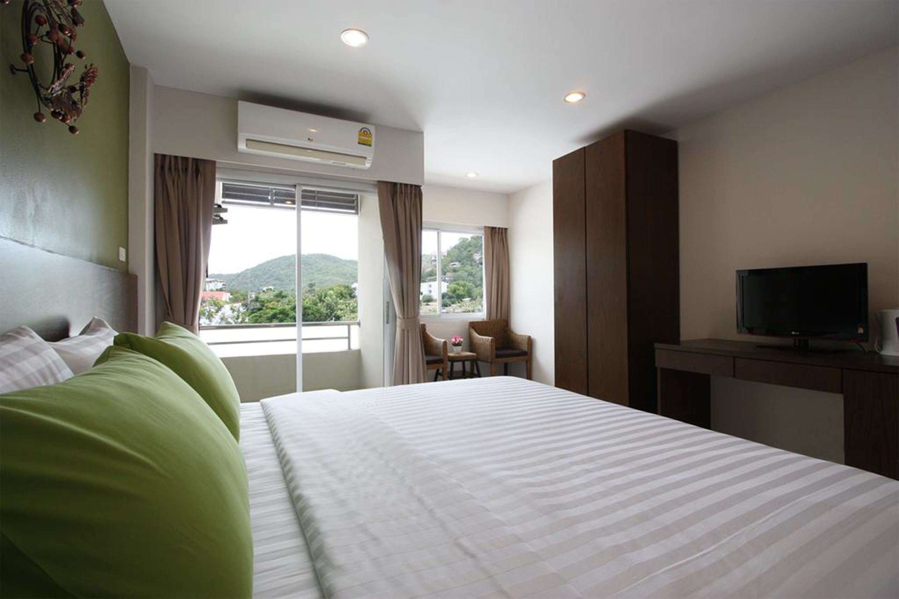 in-room safe, desk, free wifi