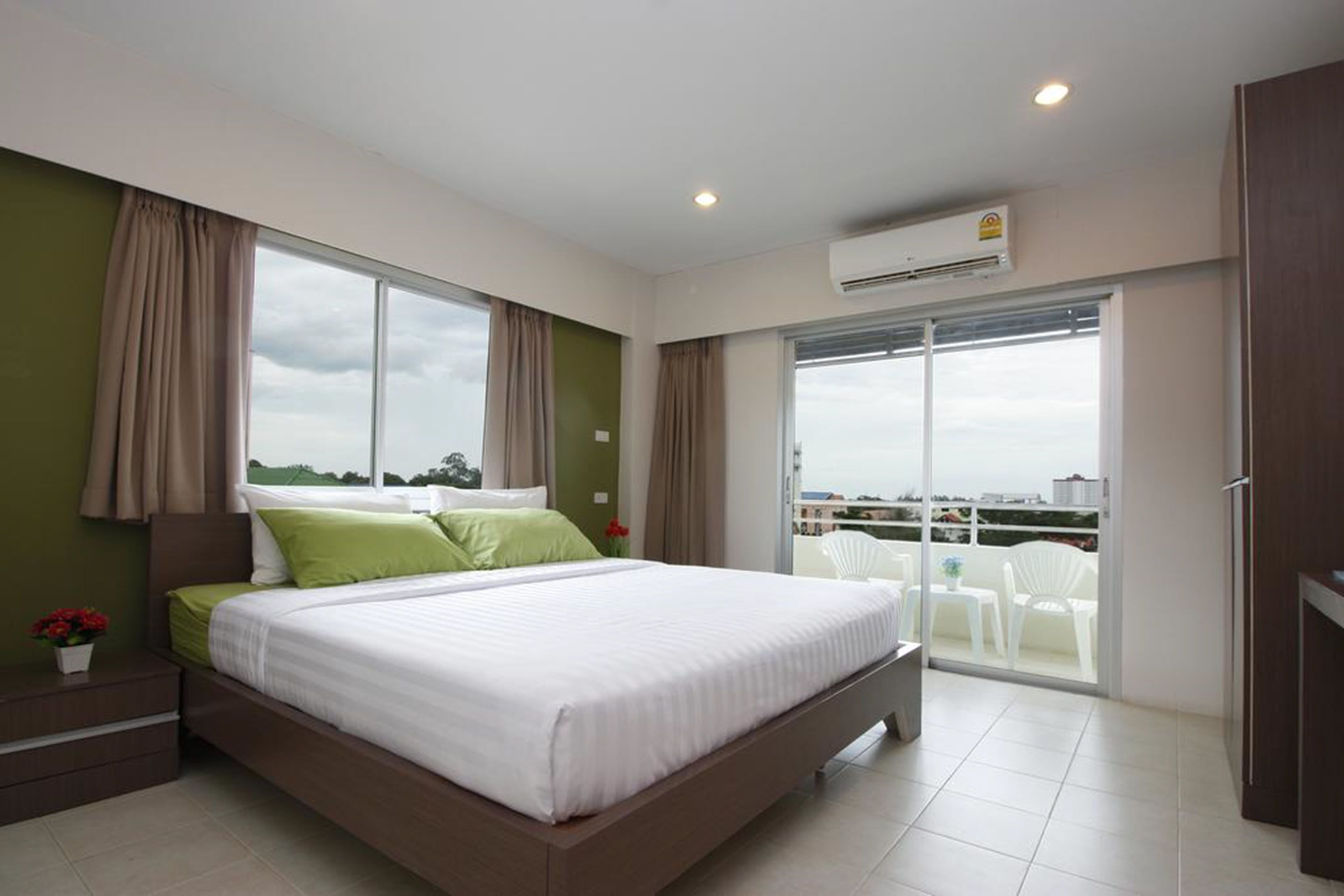 in-room safe, desk, free wifi