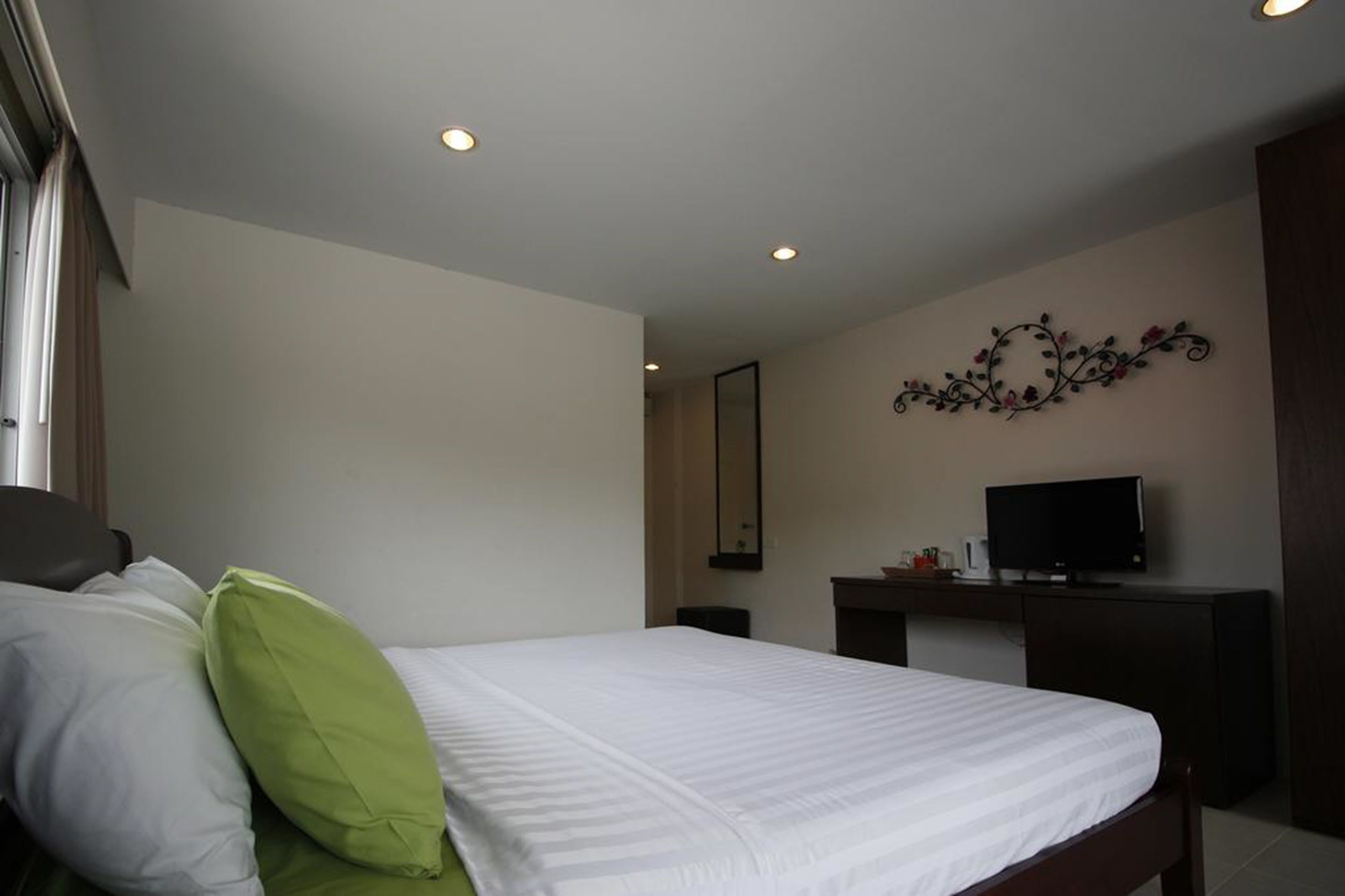 in-room safe, desk, free wifi