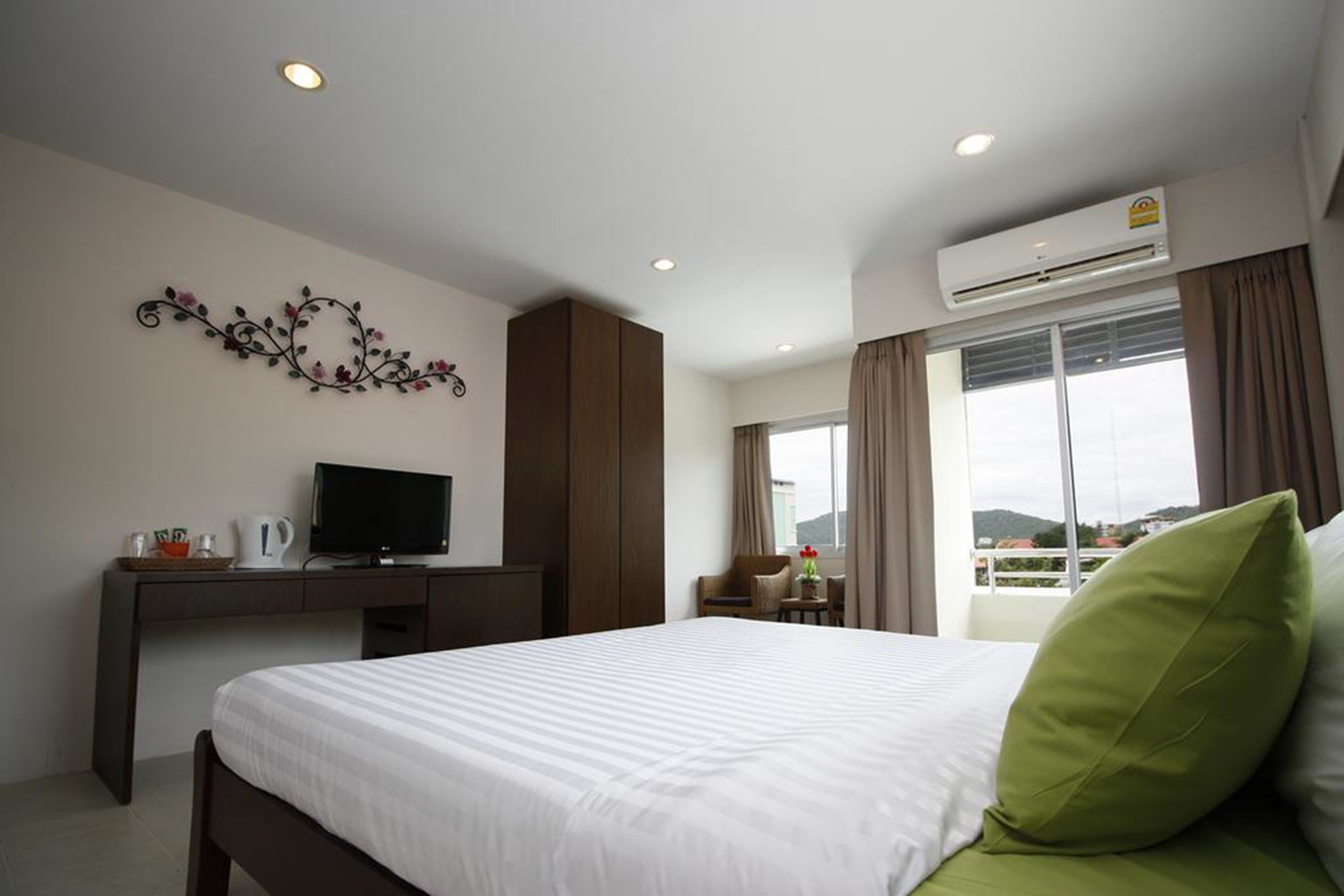 in-room safe, desk, free wifi