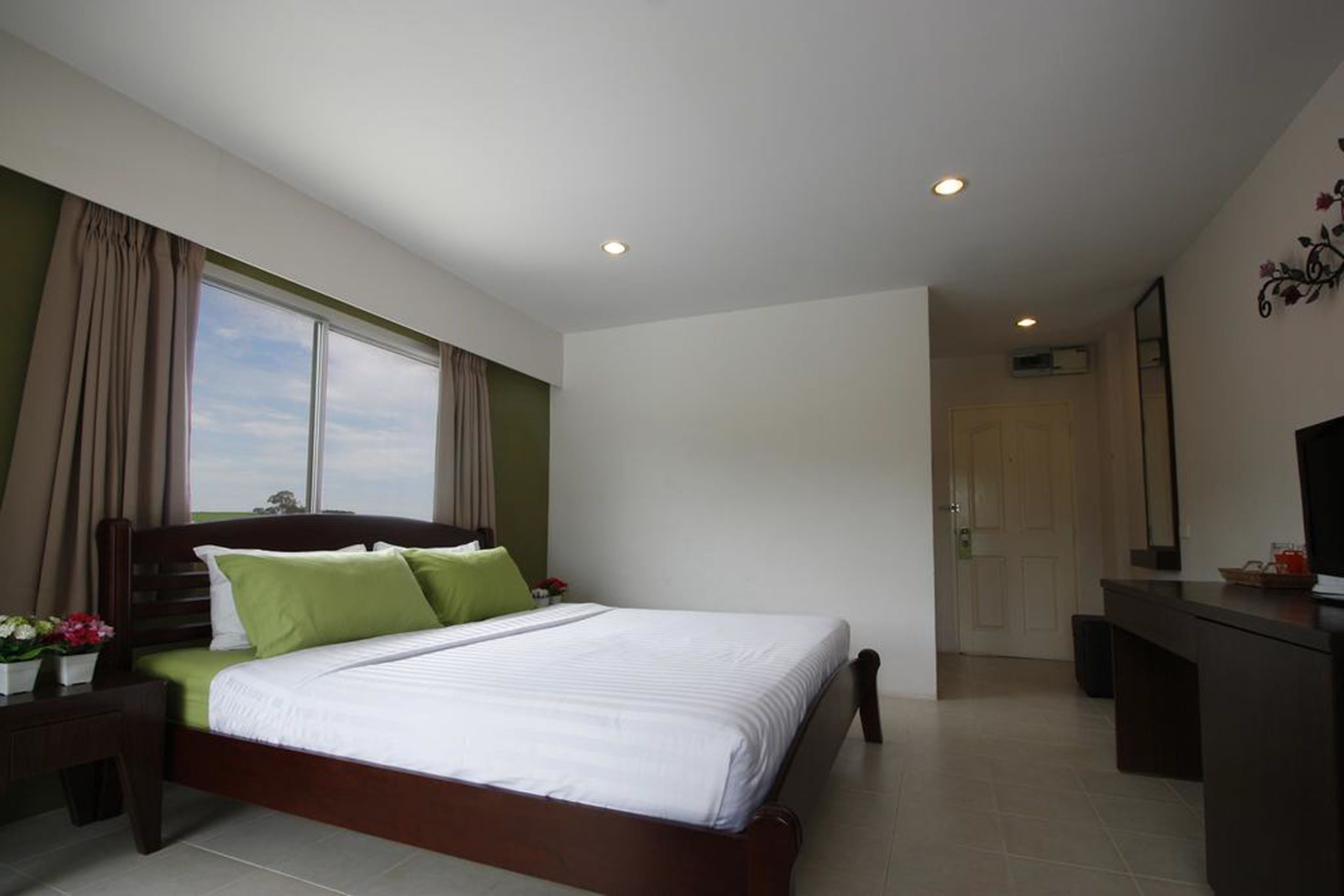 in-room safe, desk, free wifi