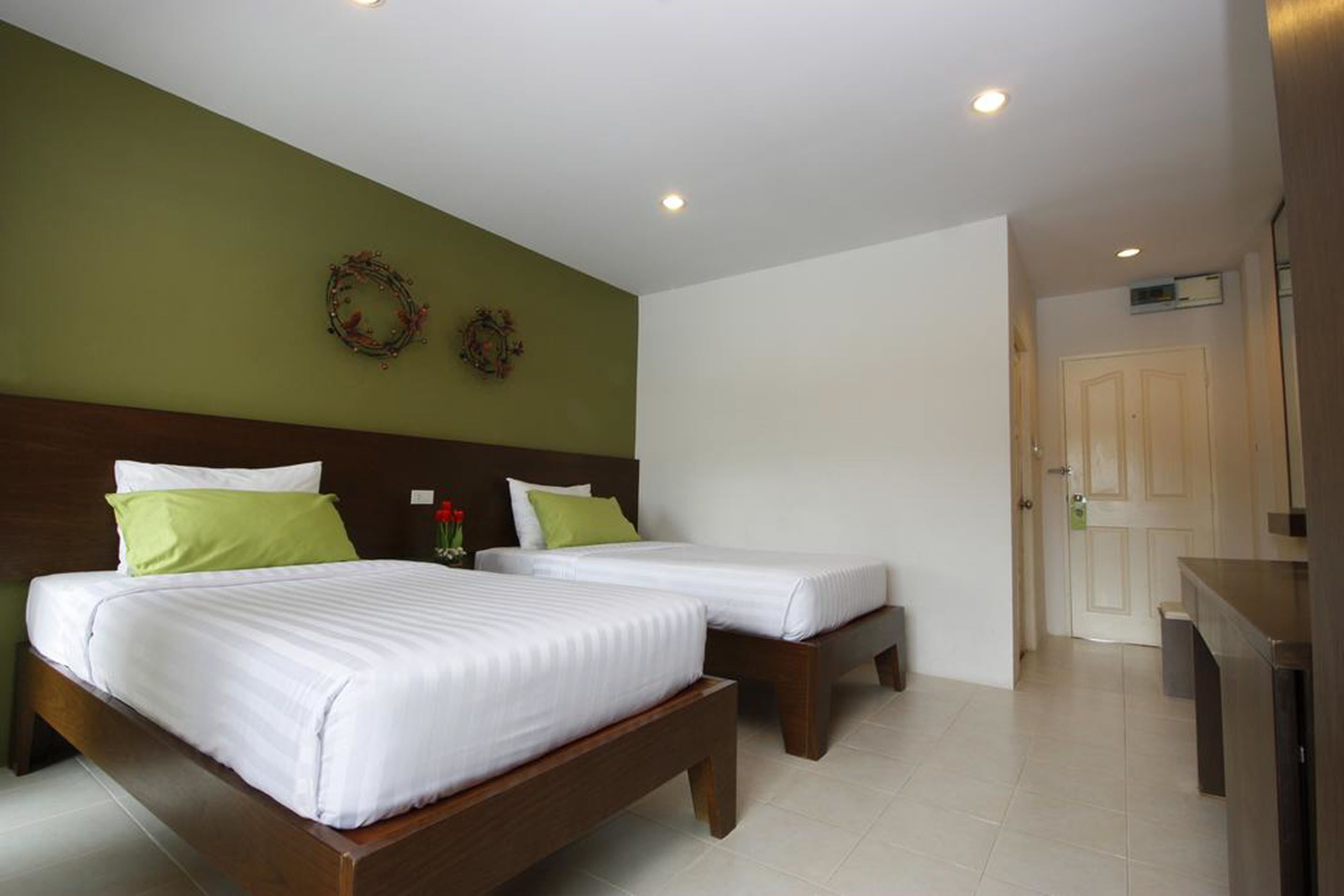 in-room safe, desk, free wifi