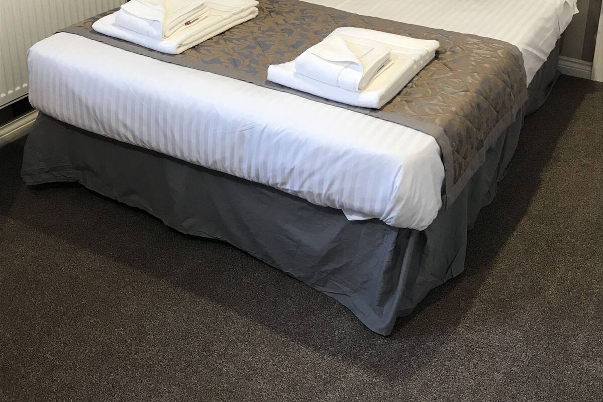 Economy Double Room, 1 Double Bed, Ensuite | In-room safe, desk, iron/ironing board, free WiFi
